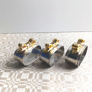 Anelli vintage placcati in argento con fiocco dorato, per tovaglioli o asciugamani. Decorazione da tavola. Questi porta tovaglioli saranno una decorazione da tavola.