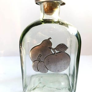 Vintage Glaskaraffe mit Zinnfruchtdesign & Korkverschluss, Wodka-Flasche, Wiskey-Karaffe