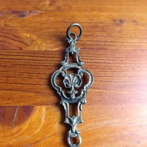 Antika viktorianska möbelhandtag i mässing, lådhandtag i fransk rokokostil, skåpbeslag från 1800-talet, altered art steampunk-material.