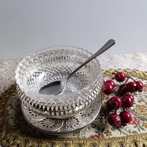 Charmant ensemble bol et soucoupe vintage en métal argenté, parfait pour vous faire plaisir ou pour faire plaisir à un être cher. Idéal pour les amateurs de café et de thé. Style autrichien
