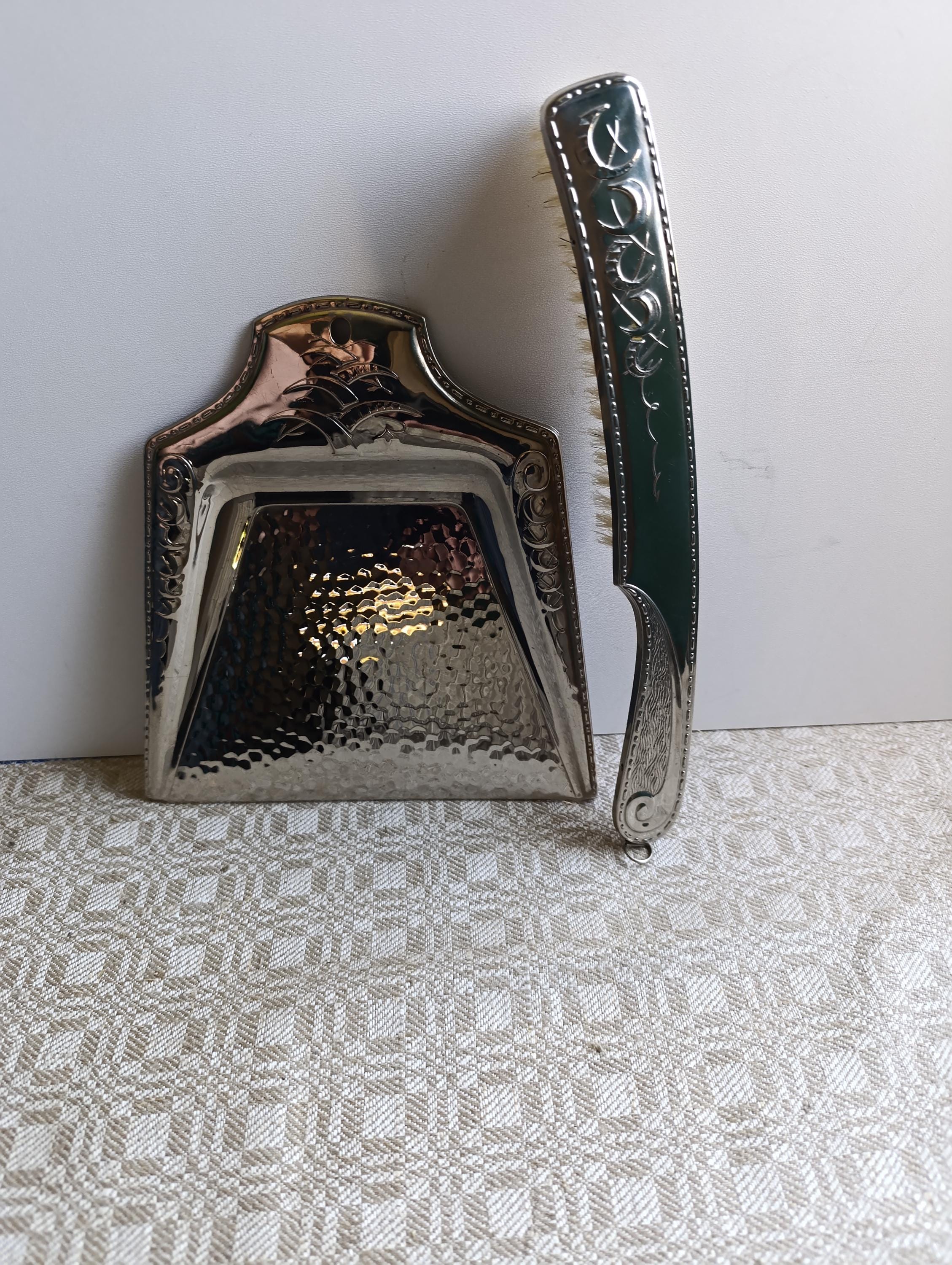 シックでレトロなシルバーメッキのちりとりとブラシのセット。70 年代