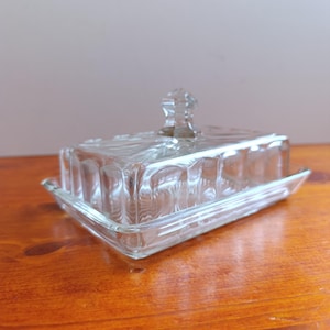Vintage Clear Pressed Glass Butter Dish with Lid,Rectangular Covered Butter Holder with Sunburnt Pattern and Hexagonal Knob.England 1950-70s