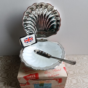 NEW NEW NEW Rare Find Elegant Vintage English Silver Plated Clam Shell Butter Dish with Glass insert.Unique Vintage Clam Shell Butter Dish.