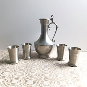 Set di brocche da whisky retrò W Germany: perfette per sorseggiare con stile. Brocca da whisky anni '50 con bicchierini: un brindisi all'eleganza della vecchia scuola.