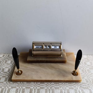 Calendario de disco de escritorio, raro, antiguo, PERPETUO, con 2 portalápices. Calendario de latón sobre un soporte de piedra maciza. Excelente estado de colección.