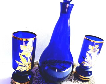 Vintage Anhänger: Kobaltblaues Glastrio mit zartem Blumenmuster. Zeitlose Schönheit Antikes Glasgeschirr-Set Wein, Wasser, Saft.