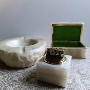 Set vintage della Germania occidentale per fumare sigarette. Posacenere, accendino e scatola per sigarette. Un regalo unico per qualsiasi sala fumatori, ufficio, bar di casa anni '50.
