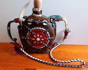 Borraccia vintage in pelle con pelliccia, borraccia tradizionale artigianale con tappo in legno, borsa portabottiglie in pelle stile arte popolare, decorazione rustica, anni '70