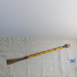 Vintage Bamboo Shoehorn with plastic Hand on the other end of the horn, for scratching the back.Original Bamboo with bakelite horn and hand.