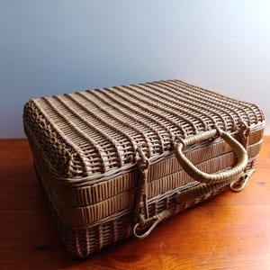 Vintage Wicker Suitcase, Picnic Basket Style Rattan Trunk,Boho Home Decor Storage box,Retro Travel Case with Handles and Loop Closures.1970s