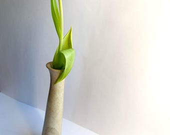 Elegante jarrón de mármol de alabastro para tallo único: regalo de decoración del hogar vintage. Jarrón de mármol minimalista para una flor: elegante pieza decorativa interior.