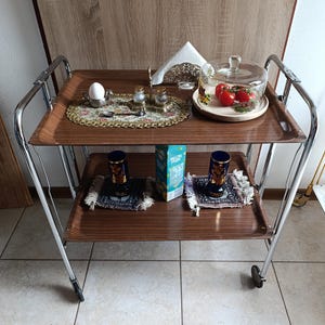 Retro, zabytkowy SKŁADANY STÓŁ, wyprodukowany w Niemczech Zachodnich w latach 60. ubiegłego wieku. Nadaje się na wiejski piknik lub śniadanie do łóżka, a także jako wózek do serwowania