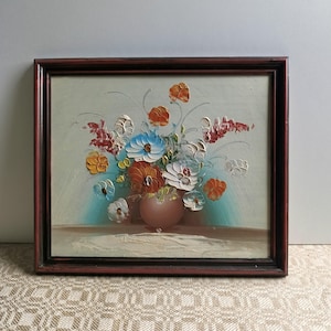 Pintura vintage pintada à mão de flores em vaso. Áustria, meados do século passado. Pintura floral atemporal em moldura de madeira para decoração de parede dos anos 60.