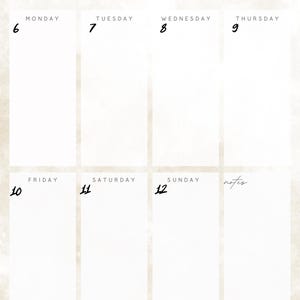 Op de afbeelding: Een weekplanner voor de maand januari. De planner is verdeeld in zeven dagen van de week, met voor elke dag ruimte voor notities. De planner is op een beige achtergrond met een aquareleffect.
