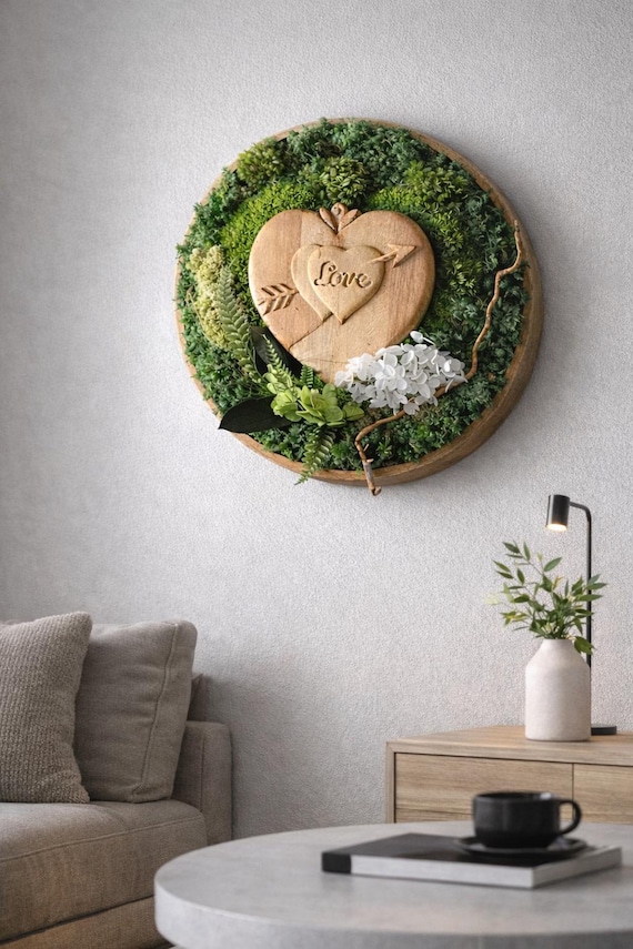 Cadre végétal rond cœur “Love” – Mousse stabilisée et bois de manguier – Décoration murale naturelle – Cadeau Saint-Valentin