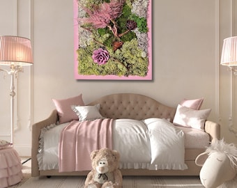 Cadre végétal stabilisé rose et vert – Déco d'intérieur murale avec mousse, bois flotté et fleurs en bois – « Quand le rose prend racine »