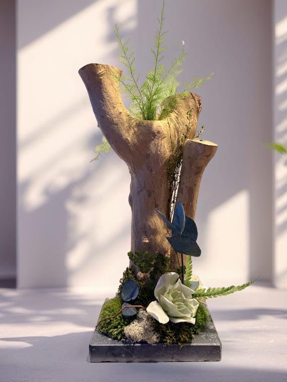 Sculpture végétale sur bois flotté – Fleur de gardénia stabilisée, eucalyptus & mousse – Centre de table naturel haut de gamme