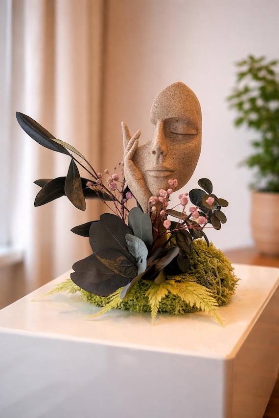 Centre de table végétal stabilisé – Statue visage abstrait et fleurs naturelles – Décoration bohème chic, cadeau déco