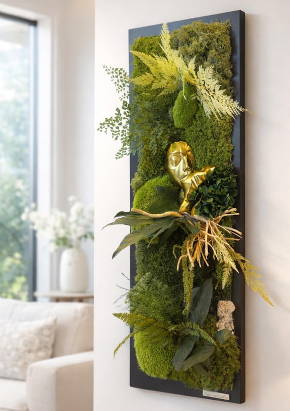 Cadre végétal stabilisé vertical zen – Tableau végétal mural design avec sculpture dorée – Décoration murale naturelle
