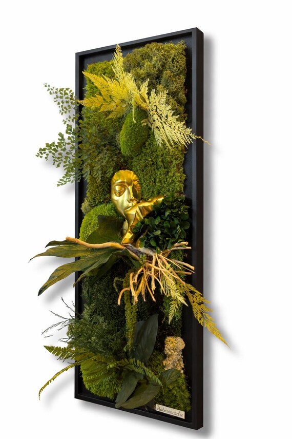 Cadre végétal stabilisé vertical zen – Tableau végétal mural design avec sculpture dorée – Décoration murale naturelle