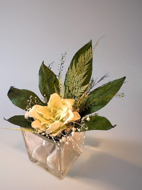 Centre de table floral stabilisé – Gardénia vert et blanc – Décoration zen naturelle – Fleur éternelle sans entretien – Cadeau déco élégant