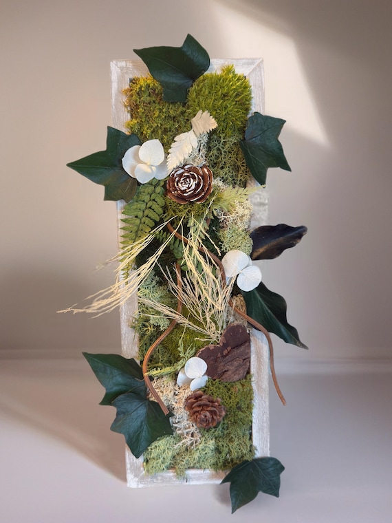 Cadre végétal mural 38x16 cm – Lierre, mousse, fougère et fleurs blanches stabilisées – Décoration naturelle bois blanc