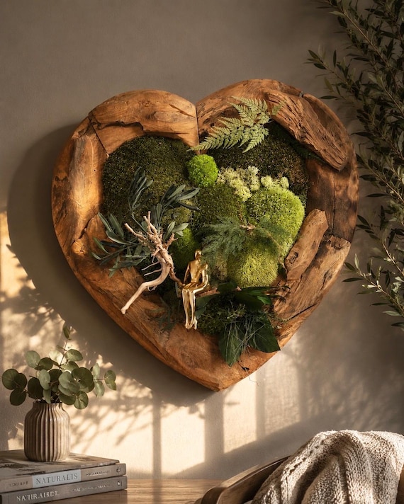 Grand cadre végétal cœur en teck massif – Décoration murale naturelle luxe – Mousse stabilisée et feuillage – statuette couple