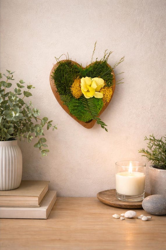 Cadre végétal cœur– Décoration murale naturelle– Mousse stabilisée verte et jaune– Cadeau nature fait main