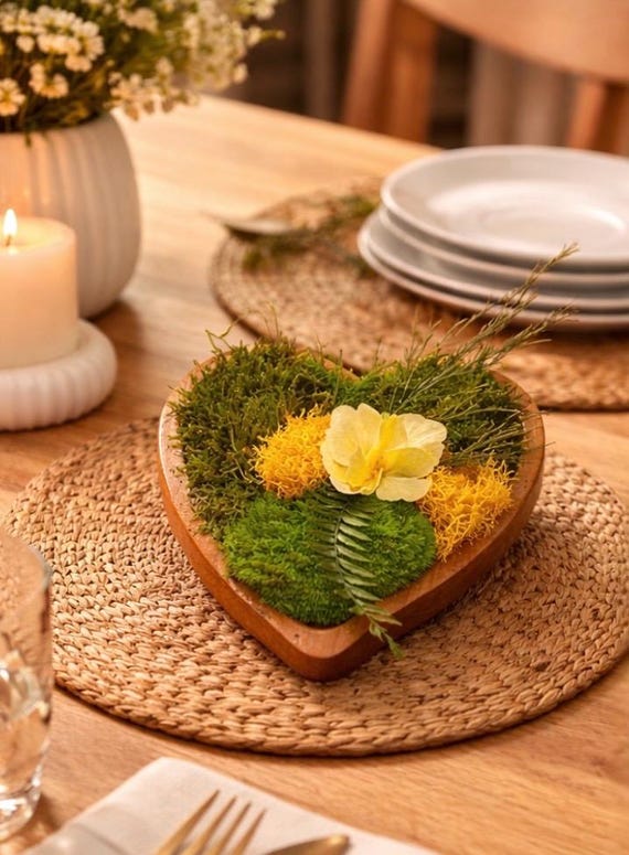 Petit centre de table végétal forme cœur en bois– Mousse stabilisée et feuillage naturel vert et jaune