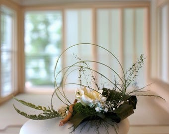 Centro de mesa con plantas preservadas – Decoración Japandi – Arreglo floral blanco y madera flotante – Decoración natural zen – Pieza única