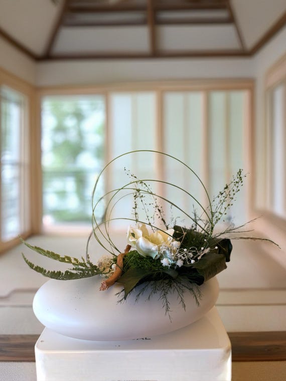 Centre de table végétal stabilisé – Décoration japandi – Composition florale blanche et bois flotté – Déco naturelle zen – Pièce unique
