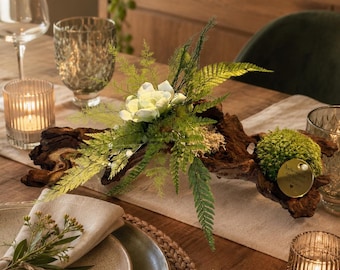 Tischdekoration aus konserviertem Treibholz – Japanische Blumenskulptur mit weißer Gardenie, konserviertem Moos und Farn – Einzigartiges Stück