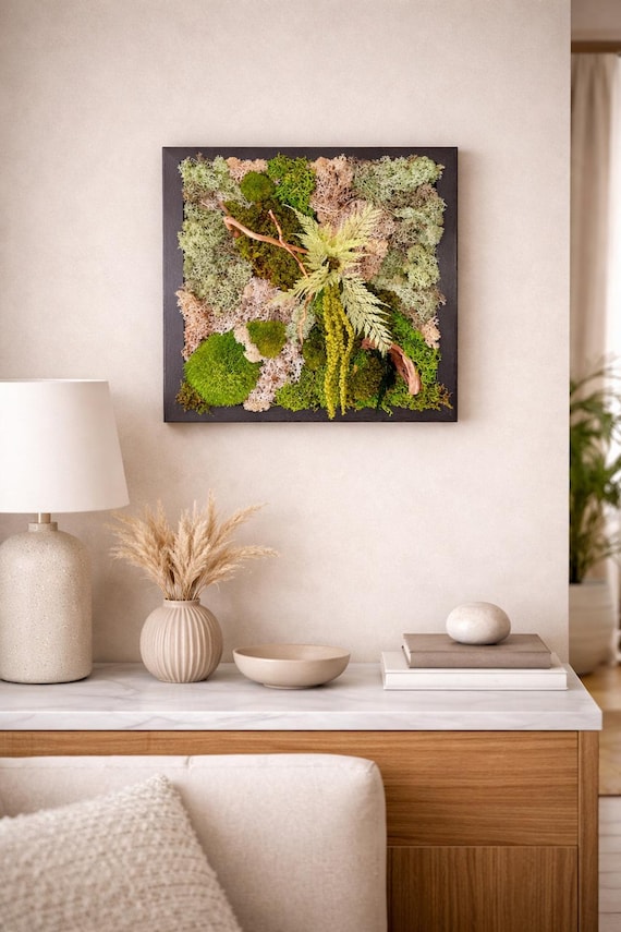 Cadre végétal forêt enchantée – Mousse stabilisée & feuillage naturel encadré carré bois noir – Déco d'intérieur murale zen et naturelle