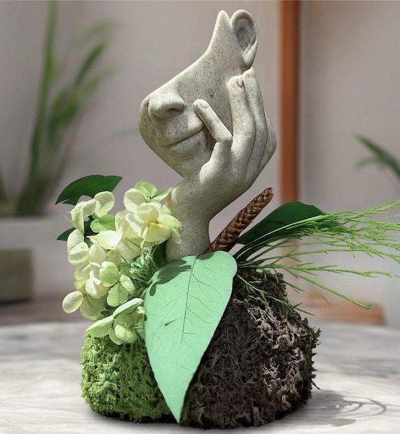 Statue femme abstraite végétale stabilisée – Décoration végétale design – Centre de table nature – Art végétal moderne