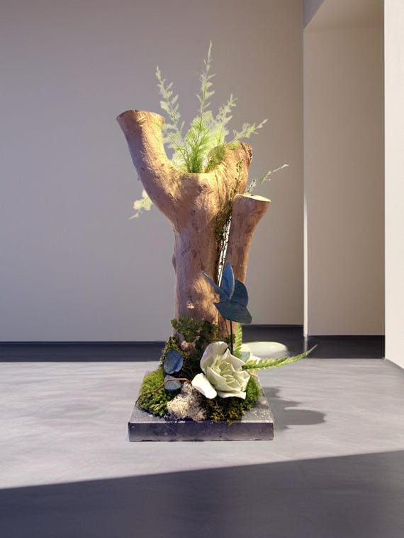 Sculpture végétale sur bois flotté – Fleur de gardénia stabilisée, eucalyptus & mousse – Centre de table naturel haut de gamme
