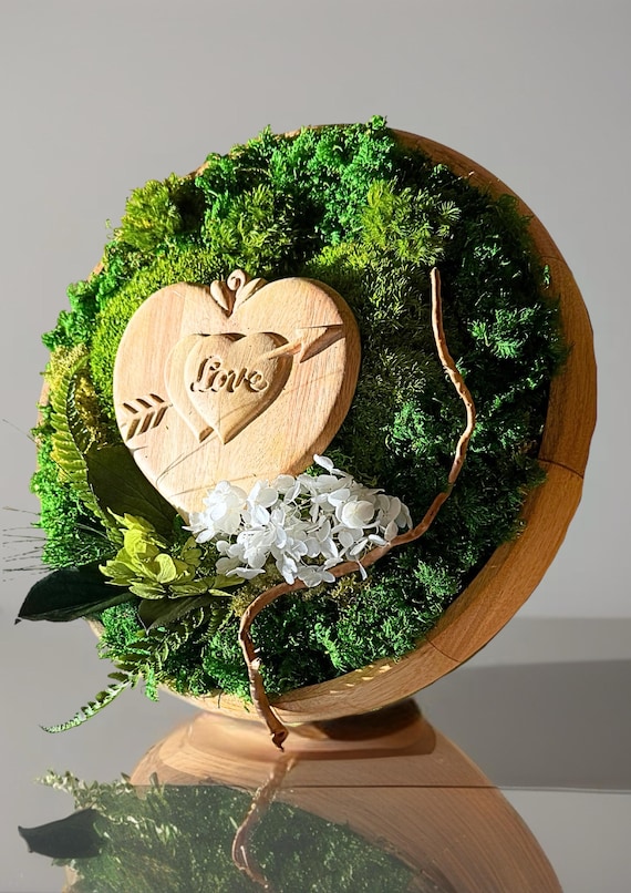 Cadre végétal rond cœur “Love” – Mousse stabilisée et bois de manguier – Décoration murale naturelle – Cadeau Saint-Valentin