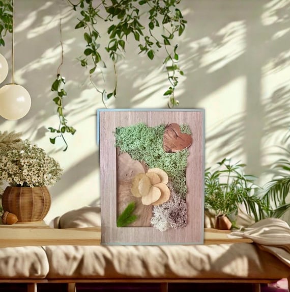 Zen plant frame in light wood and sage green – Natural composition with moss and stabilized flowers
