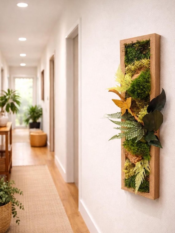 Cadre végétal vertical– Décoration murale nature avec mousse stabilisée, fougère et papillon doré – tableau végétal étroit pour co