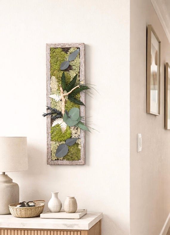 Cadre végétal vertical 38x13 cm – Décoration murale naturelle en mousse stabilisée, eucalyptus et bois flotté – Idéal couloir & entrée