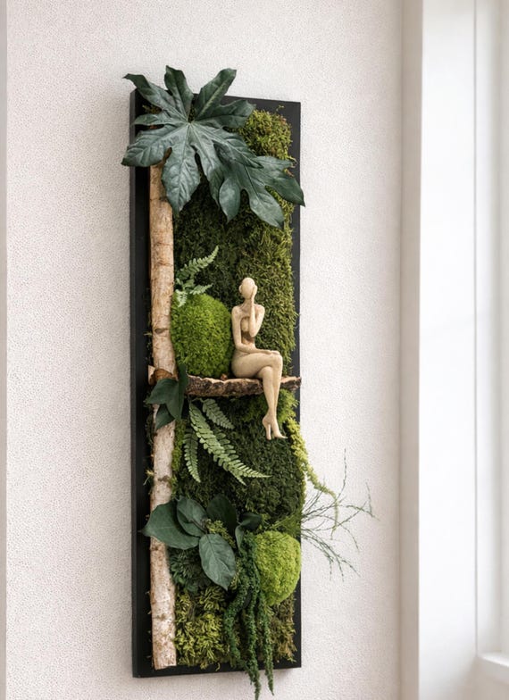 Cadre végétal vertical– Mur végétal stabilisé avec mousse naturelle, bois de bouleau et sculpture dorée– Décoration murale nature