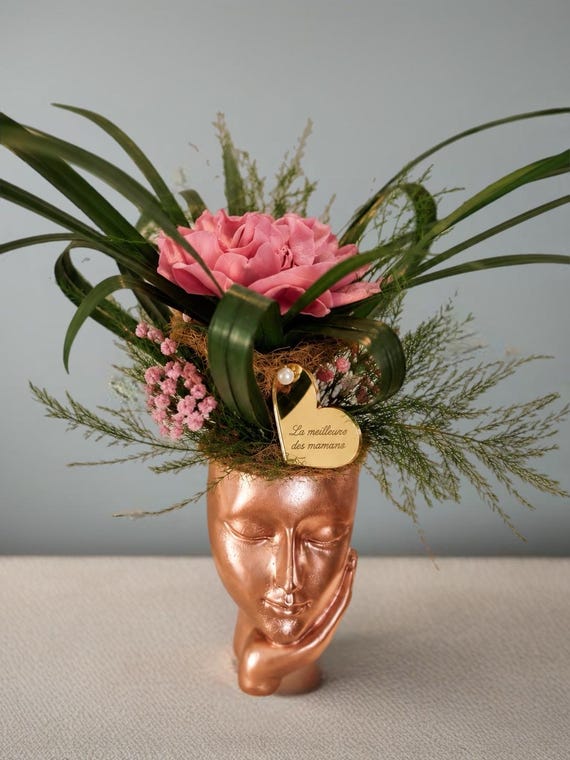 Composition florale fête des mères – Gardénia rose stabilisé dans vase visage doré rose – Cadeau maman original – Décoration florale élégant