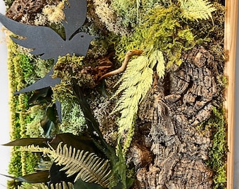 Cadre végétal en mousse stabilisée - Décoration murale artisanale, naturelle et apaisante -« Forêt enchantée, l’hirondelle prend son envol »