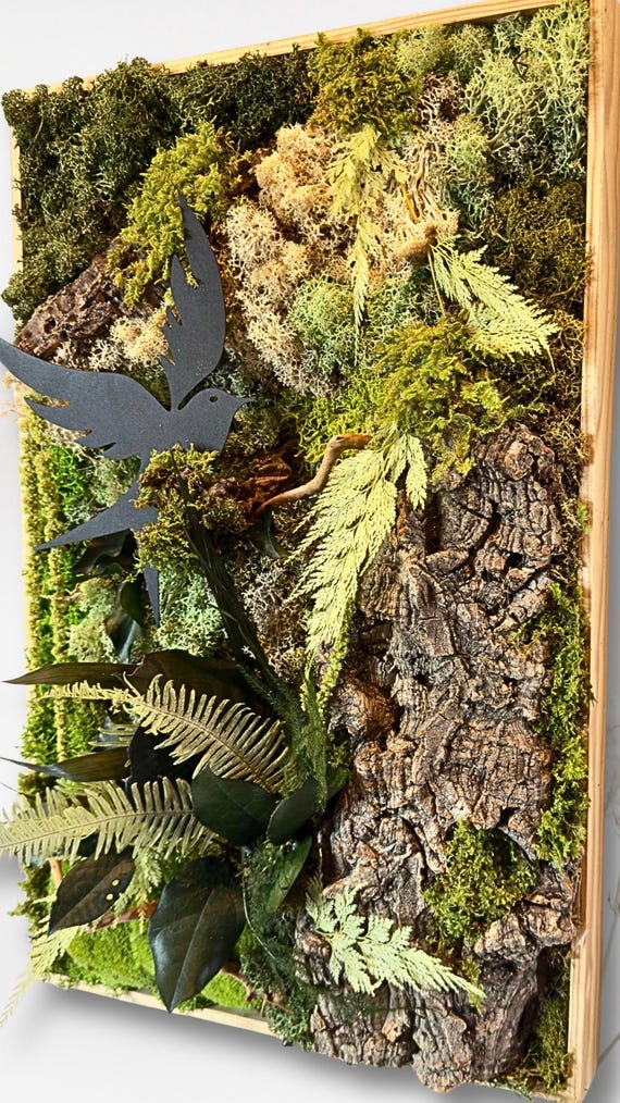 Cadre végétal en mousse stabilisée - Décoration murale artisanale, naturelle et apaisante -« Forêt enchantée, l’hirondelle prend son envol »