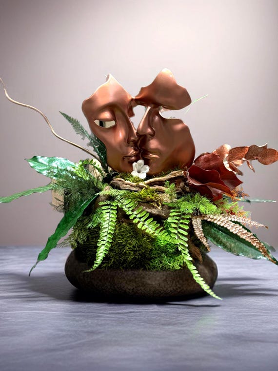 Statue couple visage 40×40 – Art Végétal Romantique | Centre de table Nature Design | Déco Amour Unique