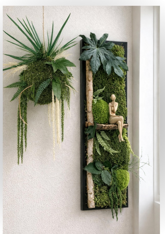 Cadre végétal vertical– Mur végétal stabilisé avec mousse naturelle, bois de bouleau et sculpture dorée– Décoration murale nature