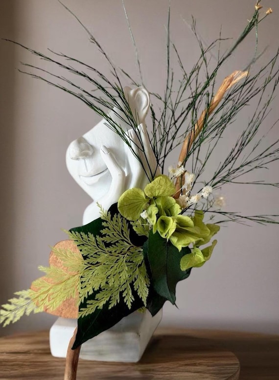 Centre de table végétal stabilisé – Statue visage blanc et fleurs naturelles – Décoration bohème chic, cadeau déco