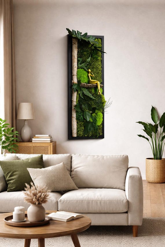 Cadre végétal vertical– Mur végétal stabilisé avec mousse naturelle, bois de bouleau et sculpture dorée– Décoration murale nature
