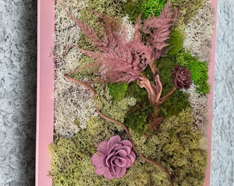 Cadre végétal stabilisé rose et vert – Déco d'intérieur murale avec mousse, bois flotté et fleurs en bois – « Quand le rose prend racine »