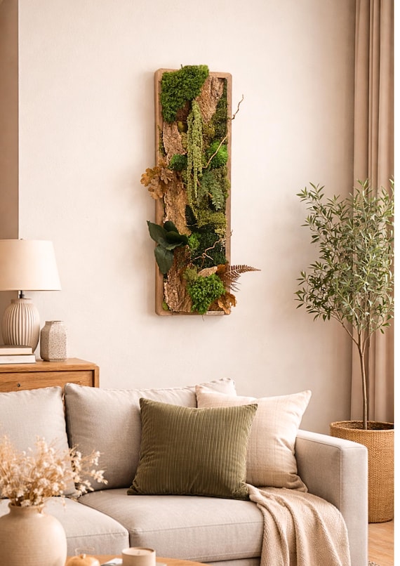 Cadre végétal stabilisé vertical 75×23 – mousse, écorce & feuillages naturels | Décoration murale nature artisanale – Naturencadre