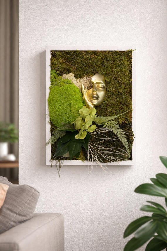 Cadre végétal stabilisé visage doré – Tableau mousse naturelle – Art végétal mural design zen luxe